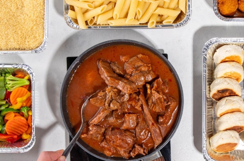 Une table contenant plusieurs assiettes de nourriture