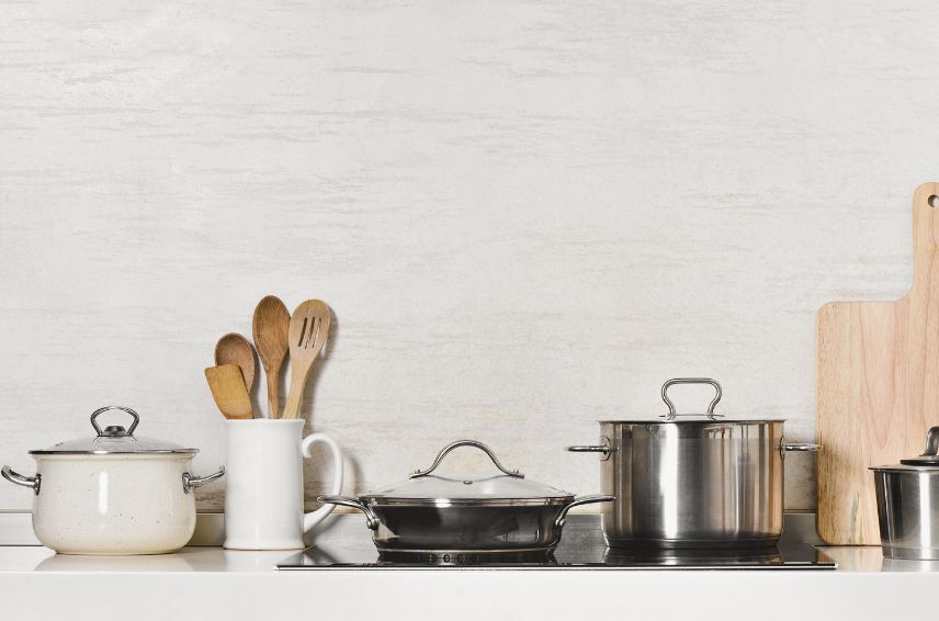 Un comptoir avec des marmittes et ustensiles de cuisine