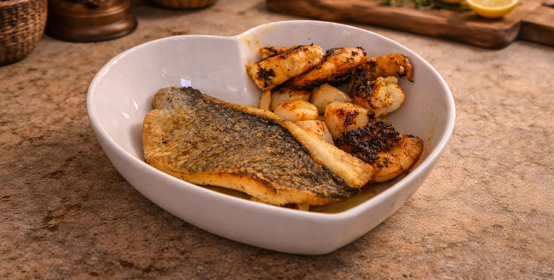 Assiette contenant un poisson et des fruits de mer frits