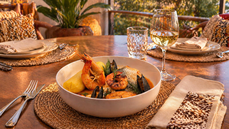 Dressage gastronomique de l'assiette avec fruits de mer, bouillon succulent et fufu de plantains